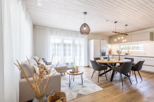 a living room and kitchen with a table and chairs at Kalakuninga Puhkemaja in Liimala