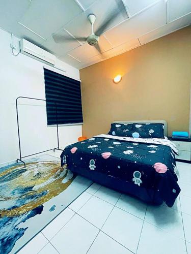 a bedroom with a bed in a room at Daliya Homestay Ulu Tiram JB in Ulu Tiram