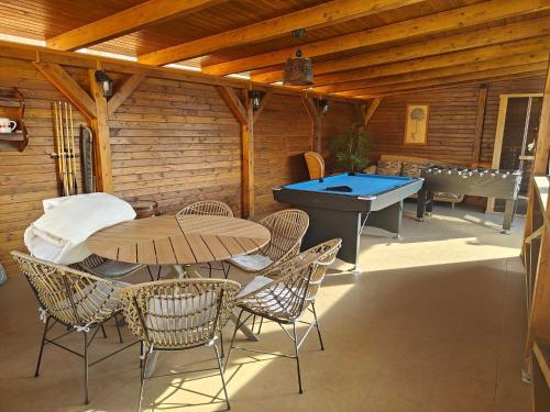 小瓦爾道的住宿－Várda-Lak，天井配有乒乓球桌、椅子和乒乓球桌