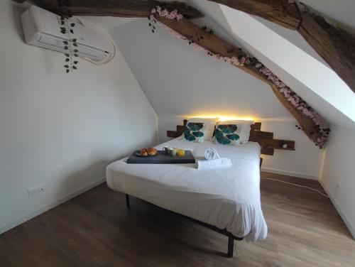 a bedroom with a bed in a attic at Edera in Saint-Aignan