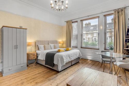 A bed or beds in a room at Brooklyn Villa