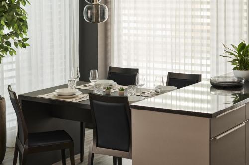 チューリッヒにあるTHREE POINT Apartmentsのキッチン(テーブル、椅子付)、ダイニングルーム
