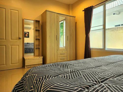 een slaapkamer met een bed en een raam bij Villa for rent in Ko Chang
