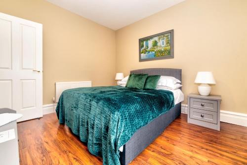 阿馬的住宿－Flat 4, 2 Victoria Street，一间卧室配有一张带绿毯的床