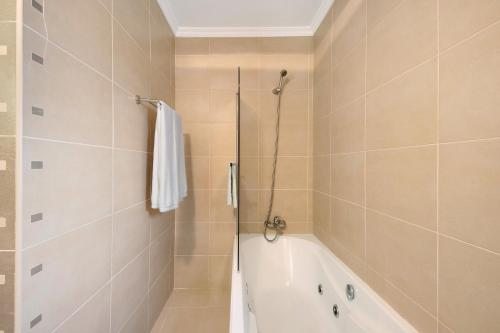 a bathroom with a bath tub and a shower at Vivenda Sol e Mar in Gafanha da Nazaré