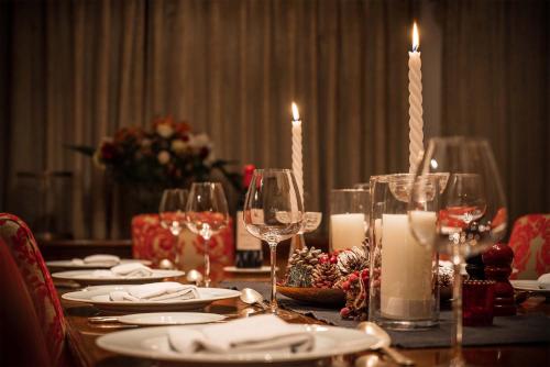 Photo de la galerie de l'établissement Madame Vacances Chalet Arolla, à Les Allues