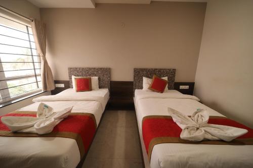 Ένα ή περισσότερα κρεβάτια σε δωμάτιο στο Hotel Rahul Palace Belgaum