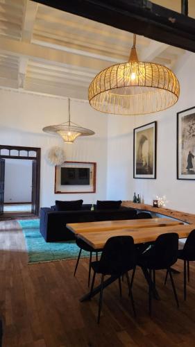 a living room with a table and a couch at Loft incroyable en médina in Essaouira