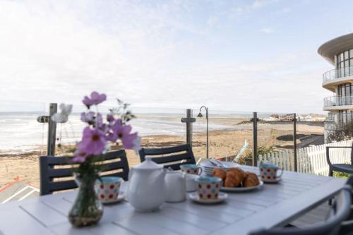 2 Bed Beach House in a fantastic sea front setting