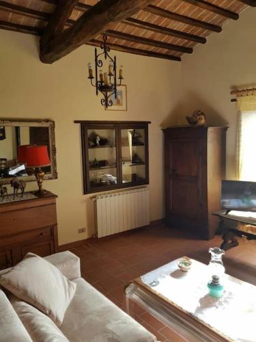 a living room with a couch and a table at il salotto dei calanchi in Civita di Bagnoregio