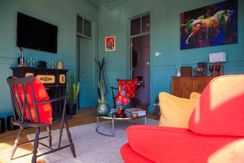 Coruche - A casa do Baloiço في كوروش: غرفة معيشة مع أريكة وتلفزيون