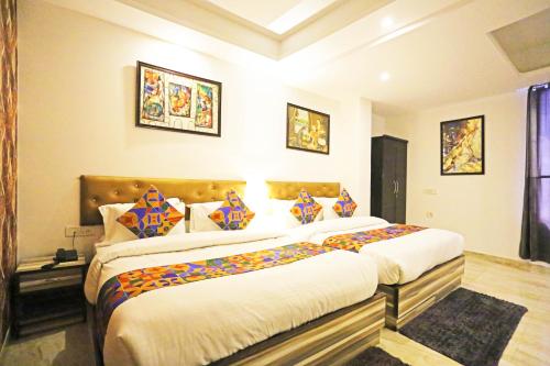 um quarto com duas camas num quarto em Hotel Olive New Delhi em Nova Deli