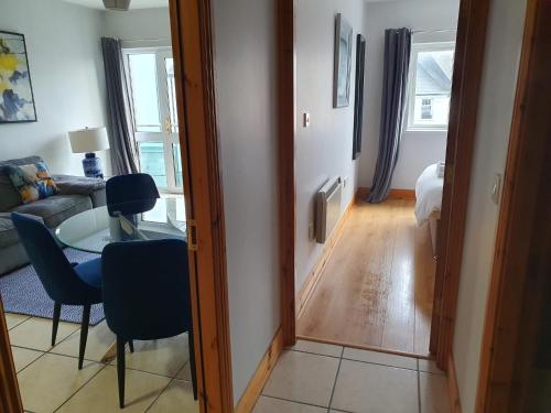 ein Wohnzimmer mit einem Spiegel, einem Tisch und Stühlen in der Unterkunft Cosy beachfront apartment in Salthill Galway city in Galway