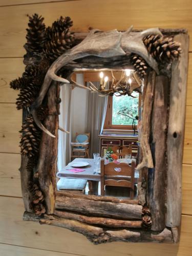 un miroir sur le mur d'une salle à manger dans l'établissement Thendia Montblanc, aux Houches