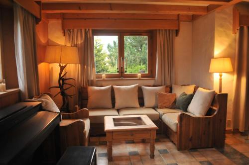 ein Wohnzimmer mit einem Sofa und einem Fenster in der Unterkunft Thendia Montblanc in Les Houches