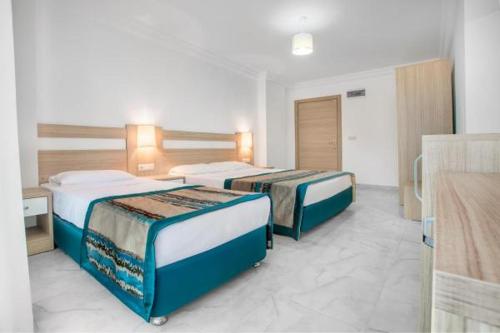 ein Hotelzimmer mit 2 Betten in einem Zimmer in der Unterkunft Greenlife hotel in Alanya