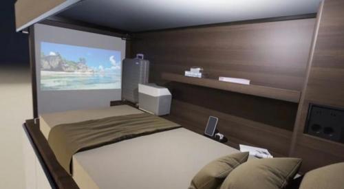 ein Schlafzimmer mit einem Bett in einem Zimmer mit einer Wand in der Unterkunft Austria Center Uno City rooms and capsules in Wien