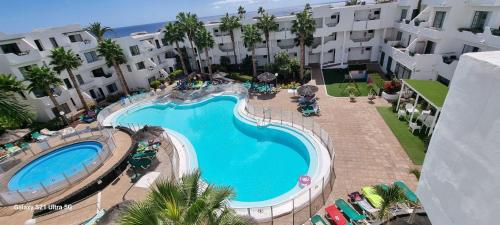 una vista aérea de una piscina en un hotel en Bella Vista 414-Ocean Lanzamar- Puerto Del Carmen en Tías