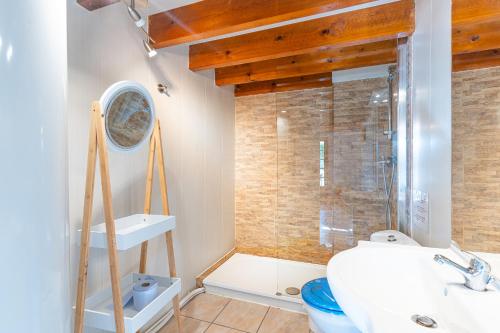ein Bad mit einer Dusche, einem WC und einem Waschbecken in der Unterkunft Duplex en residence tennis piscine in Naujac-sur-Mer