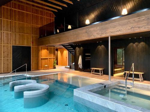 Salme的住宿－SÖRWESPA Nature Resort，一座带两个卫生间的游泳池