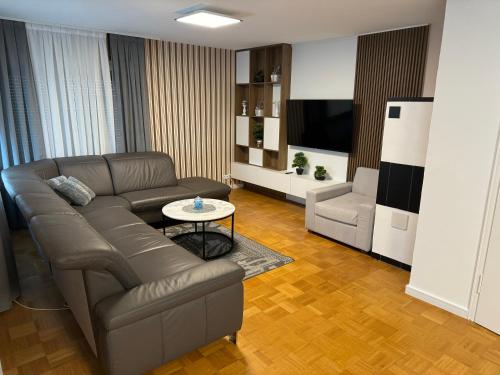 a living room with a couch and a table at Ferienwohnung am Freudenthal in Soltau