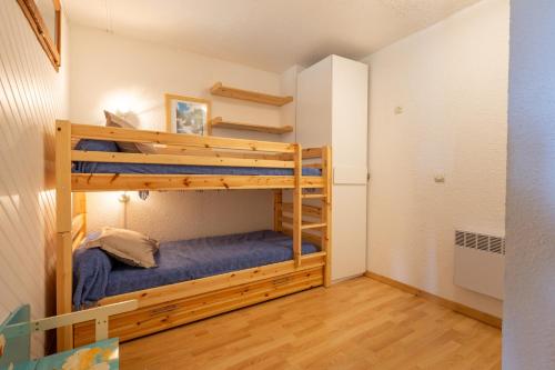 a bedroom with two bunk beds in a room at Le Cocon des Angles - Proche station de ski in Les Angles