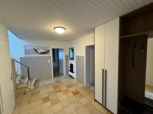 einen Flur mit einer Treppe in einem Haus in der Unterkunft Ferienwohnung am Freudenthal in Soltau