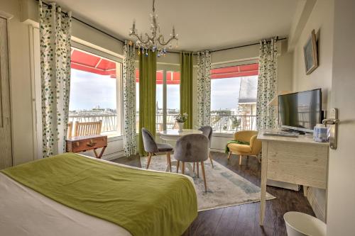 - une chambre avec un lit et un bureau avec une télévision dans l'établissement Family Golf Hotel, à Royan