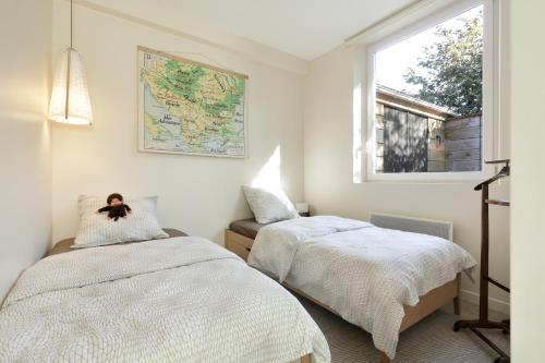 een slaapkamer met 2 bedden en een raam bij "Soooo cute !!!!" Up to 6 in Linas