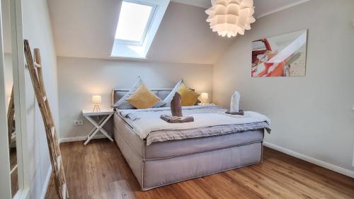 a bedroom with a bed and a skylight at Ferienhaus Küstenhuus Kalifornien an der Ostsee in Kalifornien