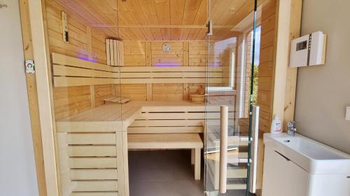 a small sauna with a desk and a sink at Ferienhaus Küstenhuus Kalifornien an der Ostsee in Kalifornien