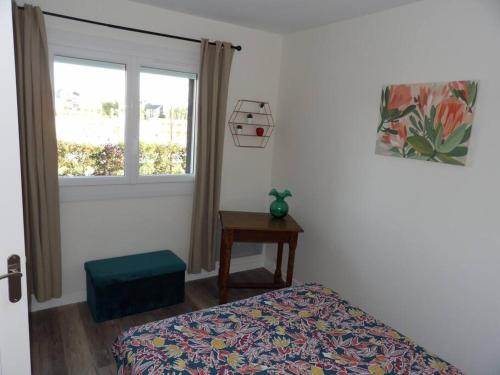 - une chambre avec un lit, une fenêtre et une table dans l'établissement Charmant T2 tout confort Cabourg, à Cabourg