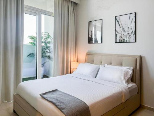 - une chambre avec un grand lit et une fenêtre dans l'établissement Business Bay - Reva Residence - Keyrock HH, à Dubaï
