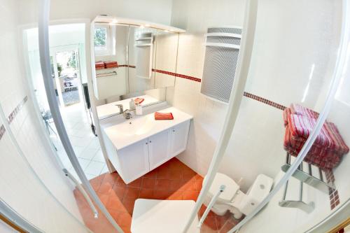 ein Badezimmer mit einem weißen Waschbecken und einem Spiegel in der Unterkunft "Soooo cute !!!!" Up to 6 in Linas