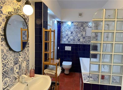 W łazience znajduje się umywalka, toaleta i lustro. w obiekcie Orient pri hokejovom štadióne w mieście Nivy