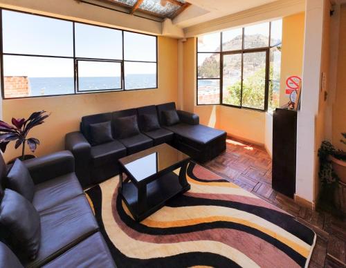 a living room with a couch and a table at Casa Hostel Sauta Suite in Copacabana