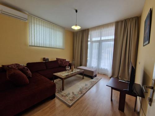 - un salon avec un canapé et une table dans l'établissement Apartment Studenac, à Banja Luka