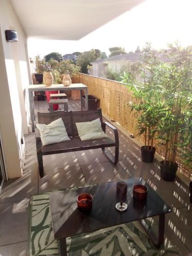 d'une terrasse avec un banc et une table sur un balcon. dans l'établissement Chambre, à Villeneuve-lès-Avignon