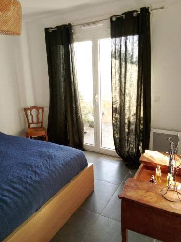 une chambre avec un lit et une porte coulissante en verre dans l'établissement Chambre, à Villeneuve-lès-Avignon