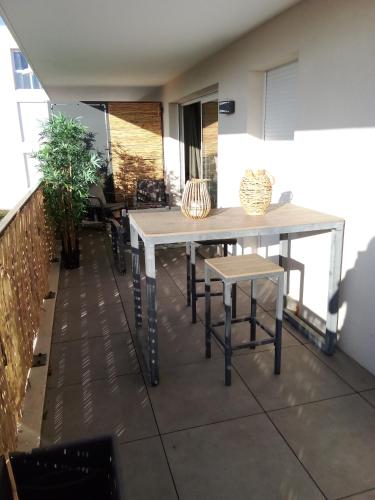 une table et des chaises sur le balcon d'un bâtiment dans l'établissement Chambre, à Villeneuve-lès-Avignon