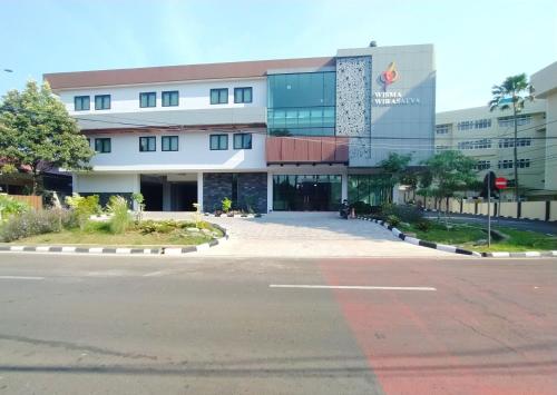 an empty street in front of a building at Urbanview Wisma Wirasatya Akpol Semarang by RedDoorz in Candi