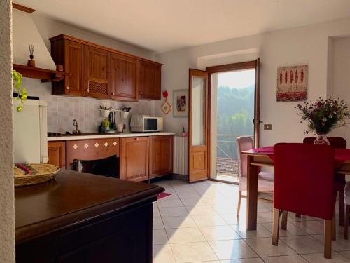 eine Küche mit einem Tisch und einem Esszimmer in der Unterkunft Casa Savina - stupenda vista lago e monti in Plesio