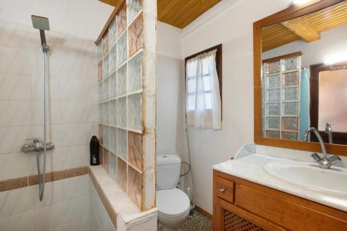 Un baño con inodoro, lavabo y ducha. en El cazador 2, en Granadilla de Abona