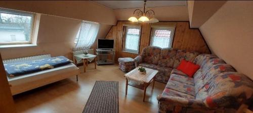 ein Wohnzimmer mit einem Sofa und einem Tisch in der Unterkunft Ferienwohnung Obhausen bei Querfurt in Obhausen