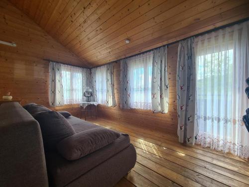 - un salon avec un canapé et quelques fenêtres dans l'établissement Hotel Pension Anke, à Bodenmais