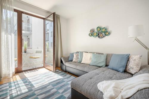 sala de estar con sofá y ventana en Paulay Private Apartment en Budapest