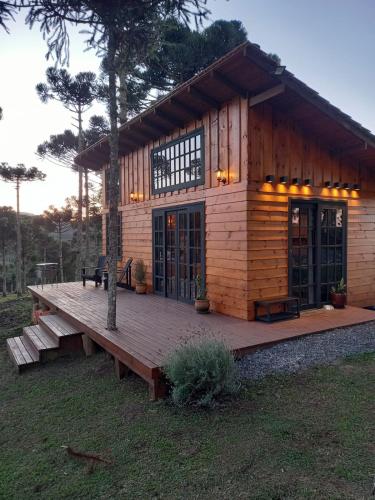 Cabaña de madera pequeña con terraza de madera en Cabana Van Gogh, en Campo Alegre