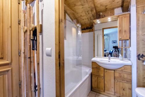 een badkamer met een bad, een wastafel, een bad en een toilet bij Apartment Amethyste 2 Bedrooms with Free Parking in Les Houches