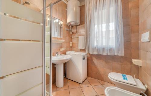 een kleine badkamer met een toilet en een wastafel bij Mediterraneo in Rosapineta