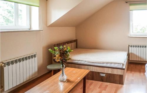 Krevet ili kreveti u jedinici u okviru objekta Pet Friendly Apartment In Klucze With Wifi